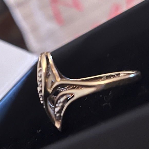 10 karat yellow gold diamond swirl ring, size 5 1/2, beautiful great condition - Picture 3 of 10
